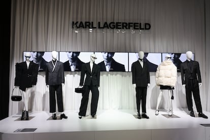 Algunas de las propuestas desplegadas en el estand de la marca Karl Lagerfeld Stand en Pitti Immagine Uomo 107, la feria de moda masculina celebrada en Florencia.