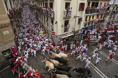 Los toros de la ganaderia salmantina de Puerto de San Lorenzo han protagonizado el primer encierro de estos Sanfermines 2018.