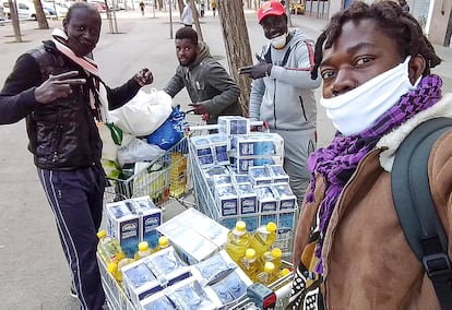 Cuatro vendedores ambulantes reparten alimentos de primera necesidad a manteros en la zona del Besòs.