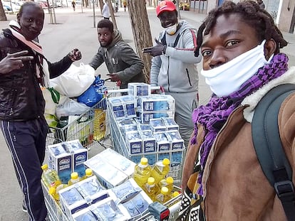 Cuatro vendedores ambulantes reparten alimentos de primera necesidad a manteros en la zona del Besòs.