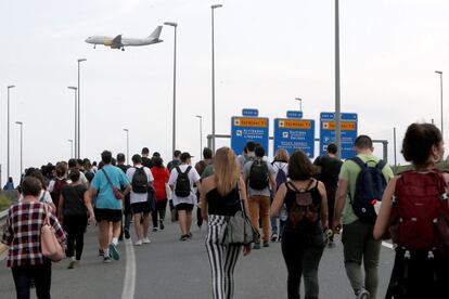 Manifestantes proindependencia de Cataluña intentan bloquear el aeropuerto.