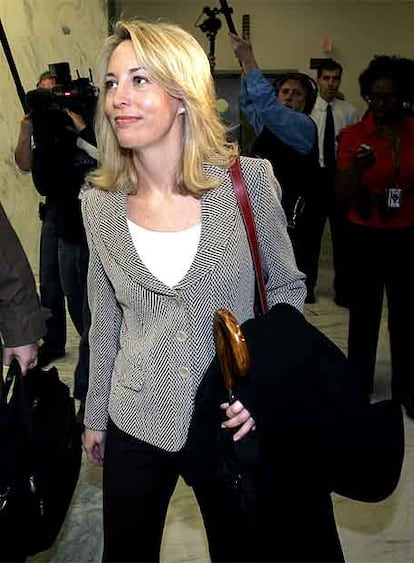 Valerie Plame, tras testificar en el Congreso, ayer en Washington.