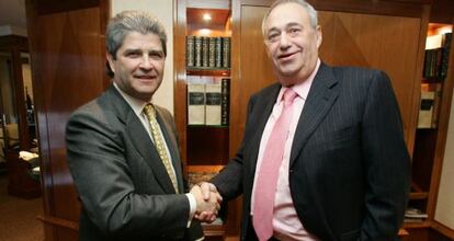 Fernando Mart&iacute;n estrecha la mano de Manuel Jove durante la venta de Fadesa.