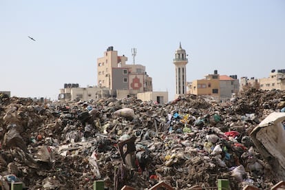 PAX, organización holandesa centrada en la protección de civiles en tiempos de guerra, publicó en julio de 2024 un informe titulado ‘Guerra y basura en Gaza’, en el que usando imágenes vía satélite y datos, vídeos y otras informaciones disponibles, mostró que Gaza se estaba literalmente ahogando en residuos. La entidad concluyó que había más de 225 vertederos irregulares en toda Gaza, desde enormes montones de basura de cientos de metros de largo hasta pequeños vertederos que se han convertido en criaderos de enfermedades y serios riesgos para el medioambiente.