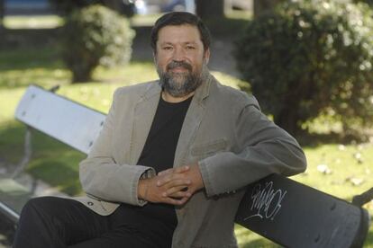 El exministro de Justicia, Francisco Caamaño, en un parque ante la delegación del Gobierno en A Coruña. / GABRIEL TIZÓN