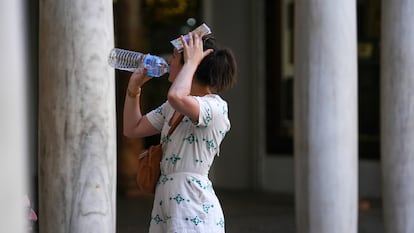 Una turista bebe agua este miércoles en Sevilla, que sufrirá las peores temperaturas de este episodio extremadamente cálido.