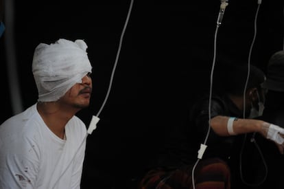 Un herido recibe asistencia médica en Cianjur (Indonesia).