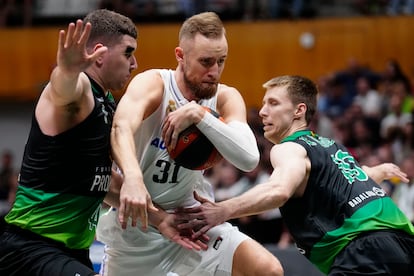 Dzanan Musa en una jugada ante Joel Parra y Henry Ellenson, durante el tercer partido del playoff de la ACB, en el Pabellón Olímpico de Badalona este sábado