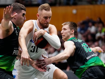 Dzanan Musa en una jugada ante Joel Parra y Henry Ellenson, durante el tercer partido del playoff de la ACB, en el Pabellón Olímpico de Badalona este sábado