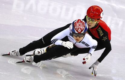 Minjeong Choi de Corea del Sur y Fan Kevin de China en acción durante la final de los 3000m femeninos de patinaje de velocidad en pista corta, en el Gangneung Ice Arena de Gangneung (Corea del Sur), el 20 de febrero de 2018.