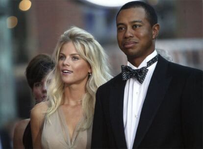 Tiger Woods con su actual esposa, Elin Nordegren en una foto de 2004.