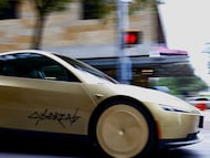 Tesla Cybercab de color dorado.