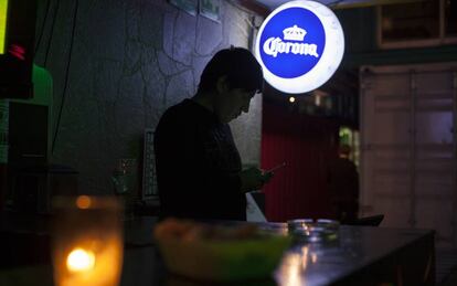 Un barista en una mezcalería de Cholula, en Puebla.