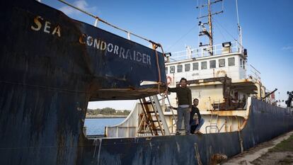 Los marineros en el buque abandonado 'Sea Condor'.