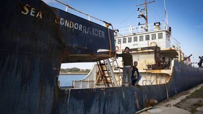 Los marineros en el buque abandonado 'Sea Condor'.