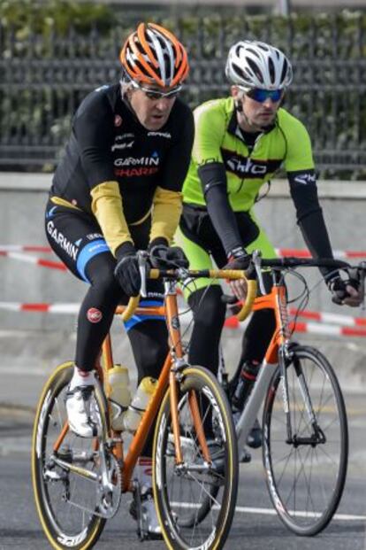 Imagen de archivo de John Kerry, izquierda, en bicicleta.