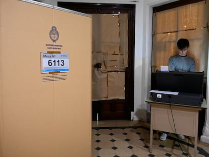 Un joven de 17 años vota en las primarias del 13 de agosto, en Buenos Aires (Argentina).