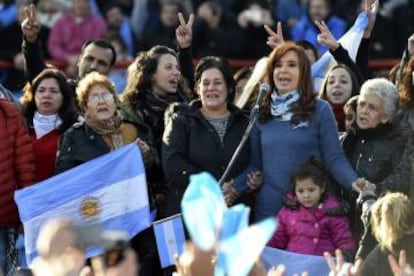 Kirchner rodeada de seguidores sobre el escenario.