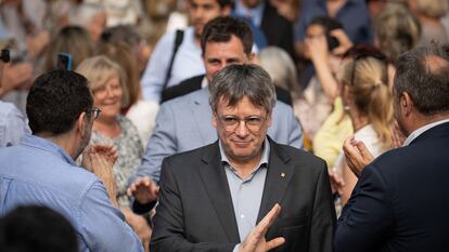 El expresidente de la Generalitat Carles Puigdemont, durante un acto de la campaña de las elecciones europeas. Detrás, el cabeza de lista de Junts, Toni Comín.