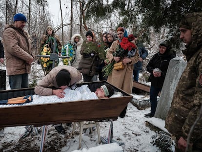 Entierro de un soldado ucranio de 28 años caído en Bajmut, el lunes en Sloviansk.