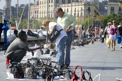 Manteros en el puerto de Barcelona.