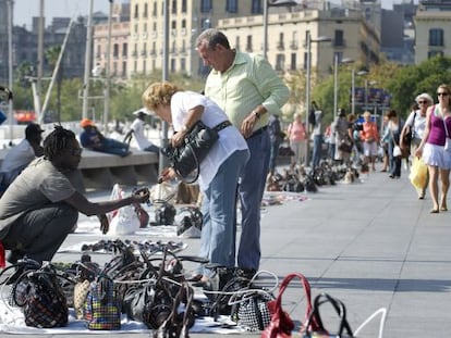 'Manteros' en el Puerto de Barcelona.