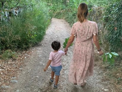 Noelia pasea con su hijo Lucas, un peque con síndrome de asperger.