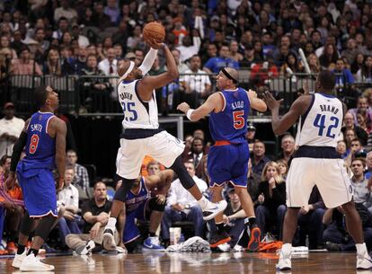 Vince Carter, de los Dallas Mavericks, intenta un tiro ante los New York Knicks