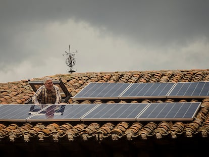 Rafael Cuesta se asoma a su tejado con placas solares en Castilfrío (Soria), el pasado jueves.