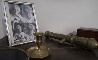 Fotos de Luisa Isabel Álvarez de Toledo junto a algunos objetos personales en el palacio de Sanlúcar de Barrameda.