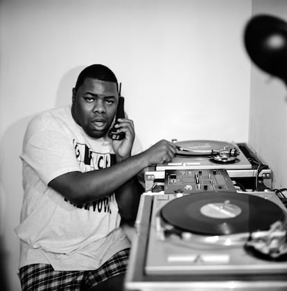 Biz Markie en su casa de Baltimore. "Reservar los shows por teléfono mientras compones es todo un talento".