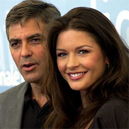 George Clooney y Catherine Zeta-Jones, protagonistas de la última película de los hermanos Coen, ayer en Venecia.