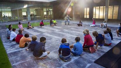 Un profesor imparte clase en el patio del colegio Aldapeta María, de San Sebastian.