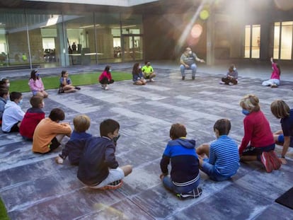 Un profesor imparte clase en el patio del colegio Aldapeta María, de San Sebastian.