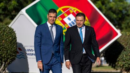 El presidente español, Pedro Sánchez, y el primer ministro portugués, Luís Montenegro, al inicio de la XXXV cumbre ibérica en el palacio Fialho, en Faro (Portugal).