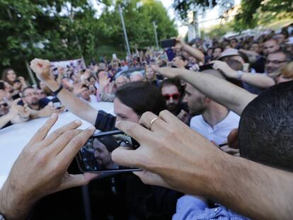 Pablo Iglesias saluda en Terrasa a un grupo de seguidores en mayo de 2015.