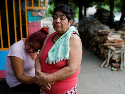 Vilma Gutiérrez, madre de Carlos Alberto Pacheco, afuera de su casa en Sonzacate, El Salvador, el 29 de marzo 2023.