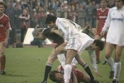 Juanito pisa la cara a Matthäus en el duelo de 1987.