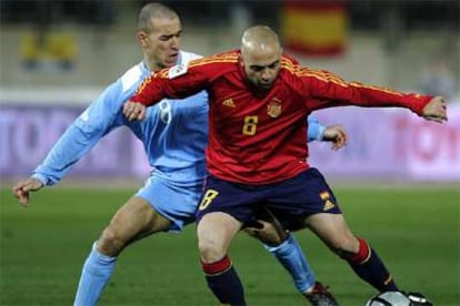 Ivan de la Peña, debutante con la selección, lucha un balón con la defensa de San Marino.