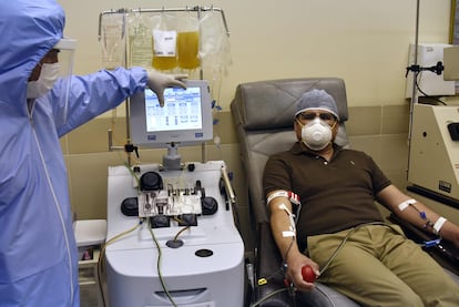 Un paciente recuperado dona plasma en un centro de salud en La Paz, Bolivia, el pasado 10 de junio.