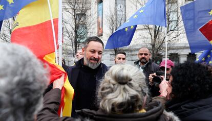 El líder de Vox, Santiago Abascal, a su llegada a la concentración en la plaza de Cibeles.