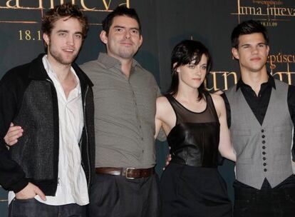 El director y los actores de <i>Luna nueva</i> han llegado a Madrid para presentarla, antes del estreno español del miércoles. Según ha explicado el cineasta Chris Weitz, es "una película con sus propio retos "que no debe interpretarse "en clave de secuela". El cineasta ha aterrizado en la capital, junto a los actores Robert Pattinson, Kristen Stewart y Taylor Lautner, para promocionar la segunda parte de la saga vampírica de <i>Crepúsculo</i>, que recaudó más de 350 millones de dólares (unos 236 millones de euros) en todo el mundo.