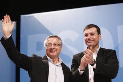 José Blanco y Tomás Gómez, en un mitin del PSOE en Fuenlabrada (Madrid) el pasado 25 de abril.