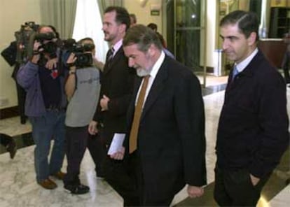 Mayor Oreja, junto a Iturgáiz (izqda) y Leopoldo Barreda, antes de pedir disculpas por su ausencia en la Cámara.