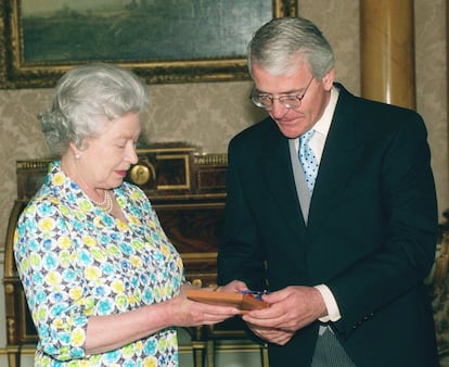 John Major rompi la hegemona de Margaret Thatcher pero no el color del Gobierno, que sigui siendo conservador. Gobern entre noviembre de 1990 y mayo de 1997. En la imagen, de junio de 1999, la reina le otorga un ttulo de honor tras dejar el Gobierno.