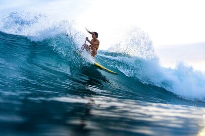La surfista Alazne Aurrekoetxea durante uno de sus entrenamientos en Costa Rica