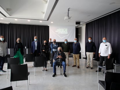 Algunos de los asistentes a la presentación del manifiesto: desde la izquierda, Nicolás Combarro, Sandra Maunac, José María Díaz Maroto, Isabel Muñoz, Juan María Rodríguez, Juan Manuel Castro Prieto, Ramón Masats (sentado), Vicente Tofiño, César Lucas, David Jiménez y Chema Conesa, este miércoles en el Círculo de Bellas Artes de Madrid.