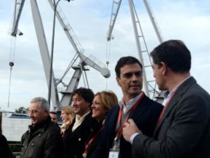 Pedro Sánchez (segundo por la derecha), ayer en Ferrol.