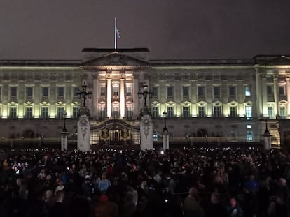 Miles de personas se han acercado este jueves a las verjas del palacio de Buckingham tras conocerse el fallecimiento de la reina Isabel II
