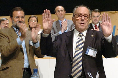 Mariano Rajoy aplaude a Manuel Fraga tras el discurso de éste en la clausura del XII congreso del PP gallego.